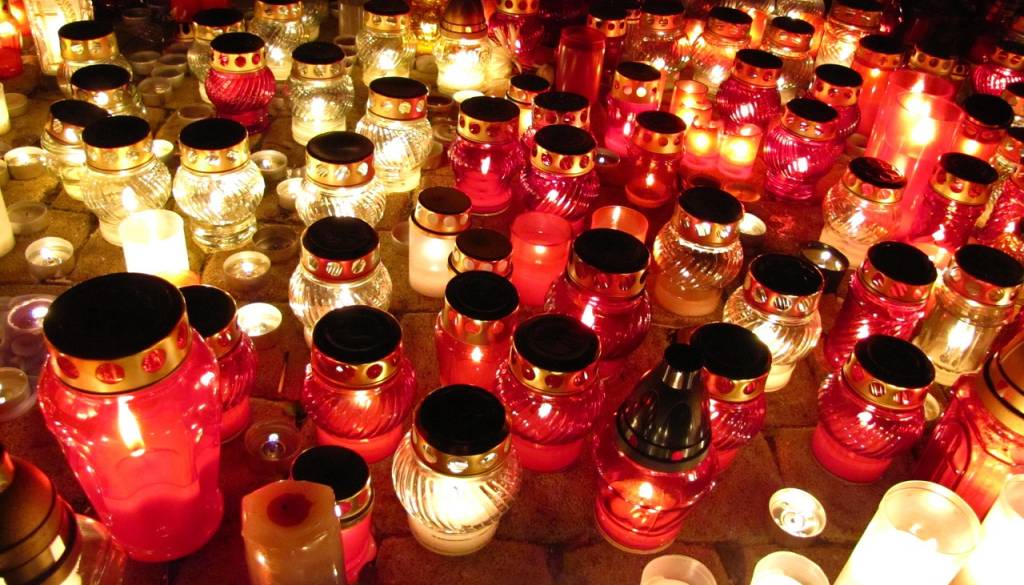 Manj sveč, več zavedanja: Slovenci vse bolj okoljsko ozaveščeni ob dnevu spomina na mrtve