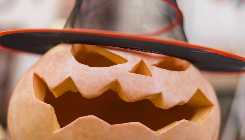 Buče, ki se smejijo, škilijo in nosijo zobni aparat