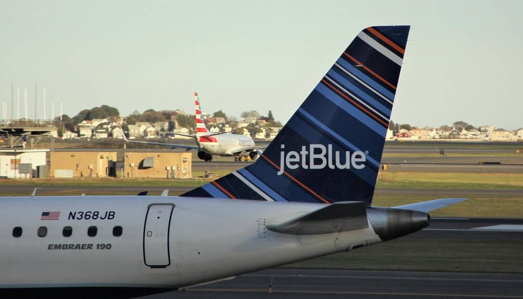Letalo JetBlue med letom nenadoma padlo, potniki kričali in udarjali v strop