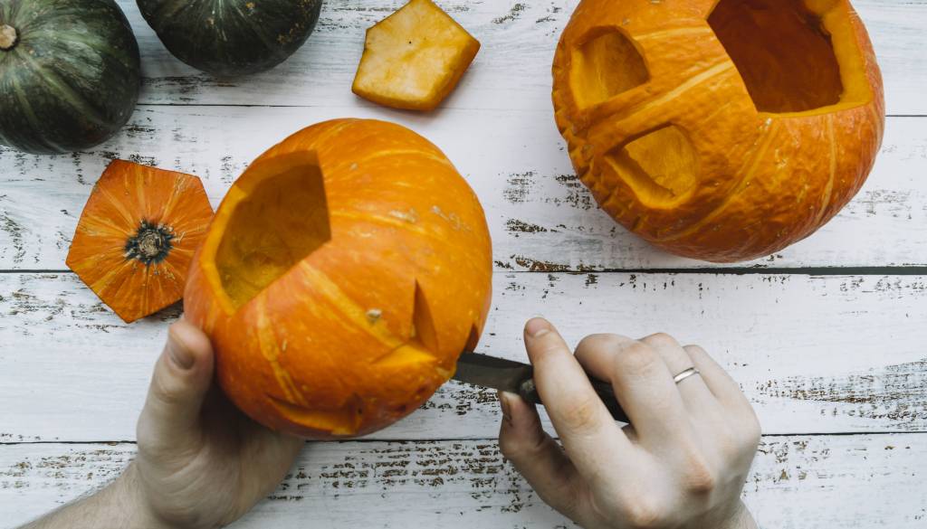 Pet idej, kako izrezati najbolj zabavne buče za noč čarovnic