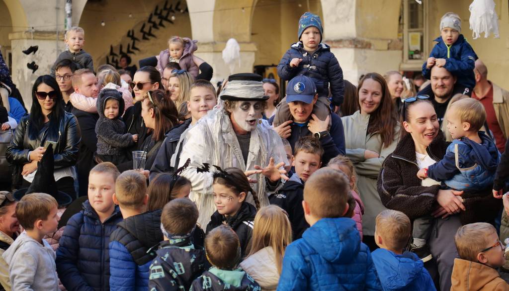 FOTO in VIDEO: Čarovniško dopoldne na grajskem dvorišču, otroci ustvarjali, si ogledali predstavo in se smejali