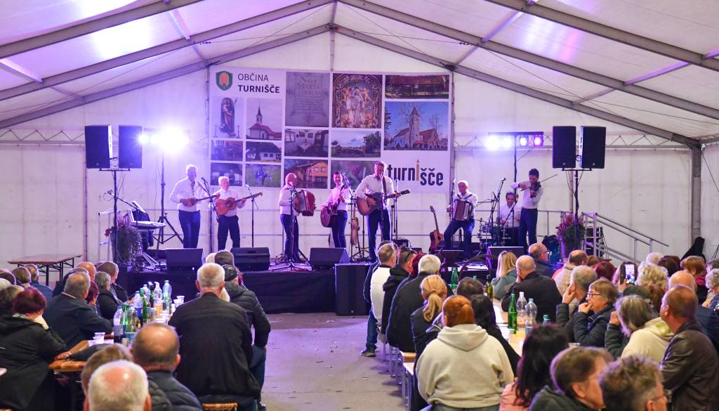 FOTO in VIDEO: V Turnišču zbrane zabavali Prifarski muzikantje
