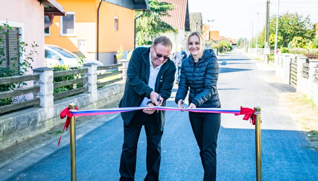 FOTO in VIDEO: Svojemu namenu predali obnovljene cestne odseke na Bregu