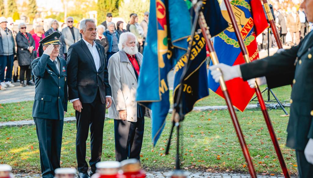 FOTO: Maribor obeležil dan spomina na mrtve s komemoracijo in položitvijo vencev