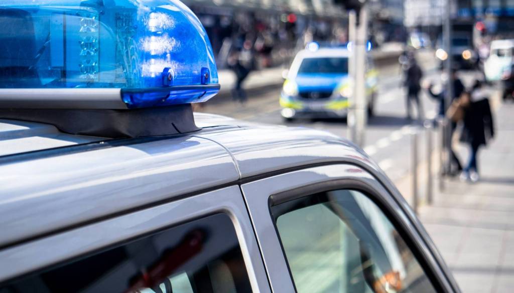 Ropar z orožjem grozil uslužbenkam in zahteval denar. Tega zagotovo ni pričakoval