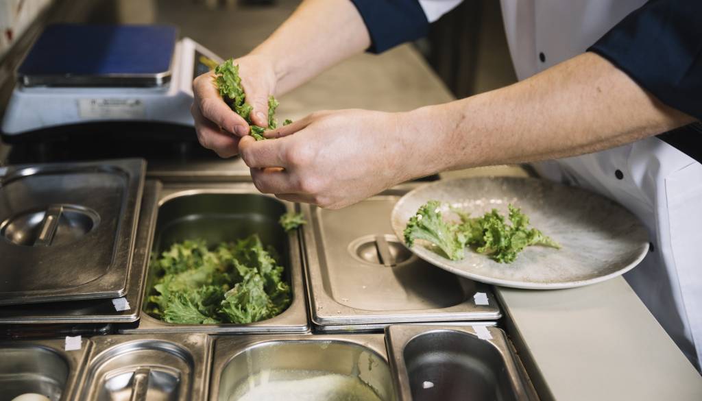 Ste na lovu za novo službo? V Pomurju iščejo občinskega redarja, vodjo športnega centra in organizatorja šolske prehrane