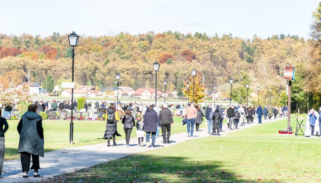 FOTO in VIDEO: Rogozniški pokopališči na Ptuju polni svojcev, ki se spominjajo svojih rajnih