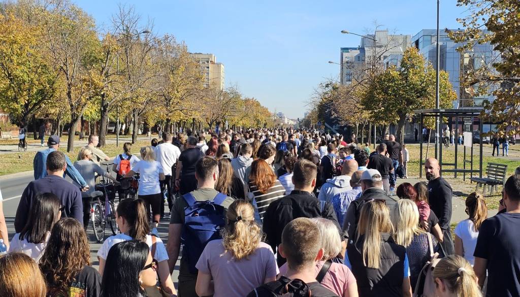 VIDEO: 16 minut molka za 16 žrtev tragične zrušitve nadstreška