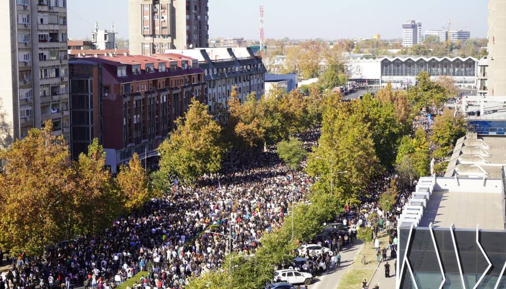 VIDEO: 16 minut tišine za 16 žrtev tragične zrušitve nadstreška