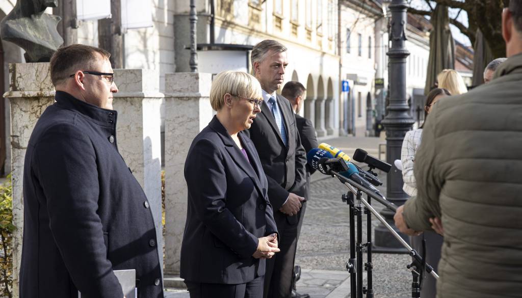Pirc Musar v Novem mestu prižgala svečo v spomin Alešu Šutarju