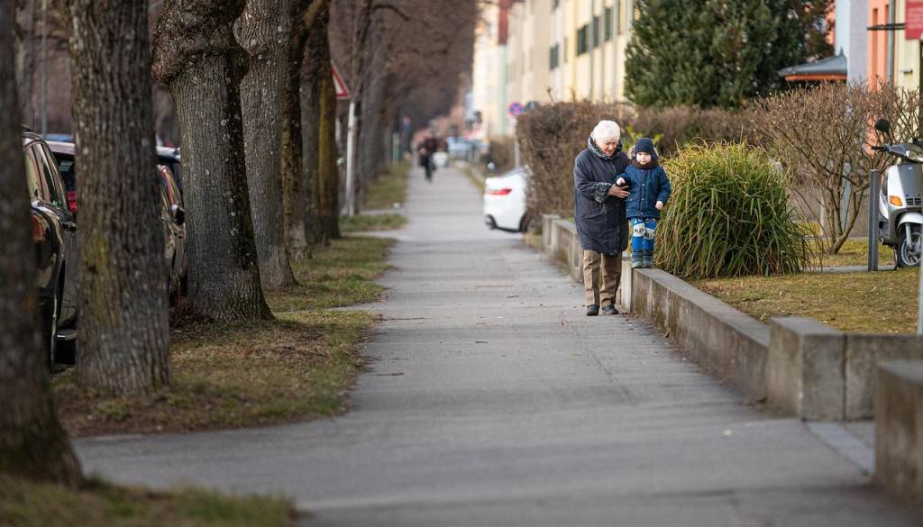Rejnikom od danes višje plačilo za njihovo delo