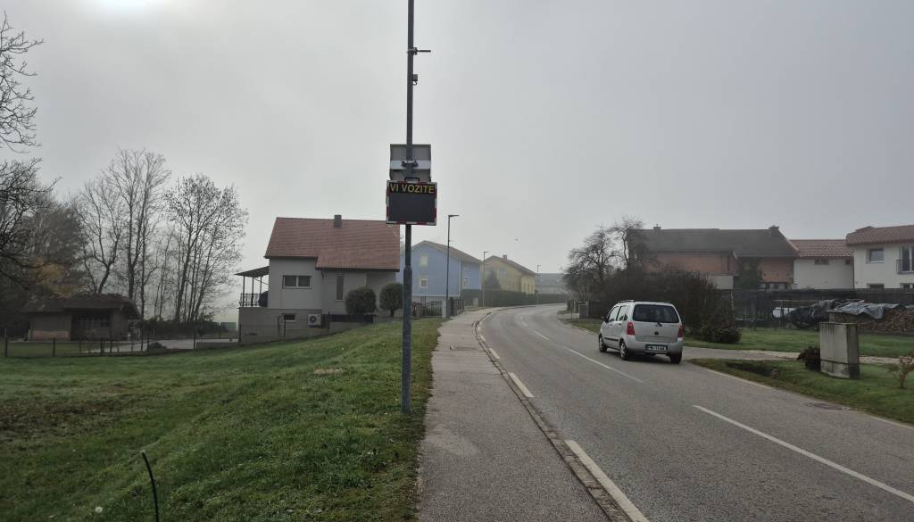 FOTO in VIDEO: Prometni znak se ne smeji več, tudi hitrosti ne prikazuje več