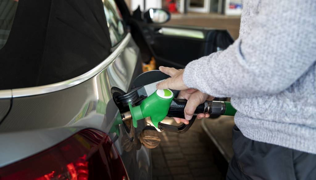 Marže trgovcev z gorivi ostajajo omejene: vlada podaljšuje uredbo