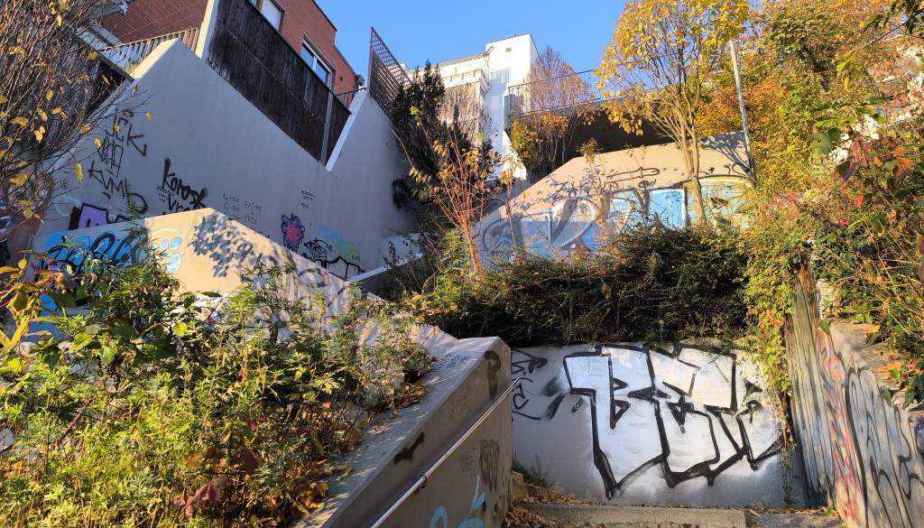 FOTO in VIDEO: Na stopnišču k Dravi droge preprodajajo kar s pomočjo grafitov 