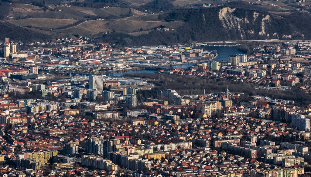 FOTO: Ministrstvo v Mariboru prodaja dve stanovanji, kakšni sta izklicni ceni? 