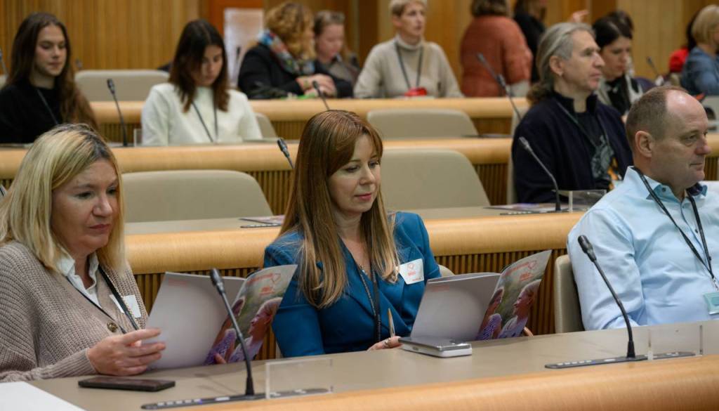 V Državnem svetu razpravljali o potrebah posvojenih otrok