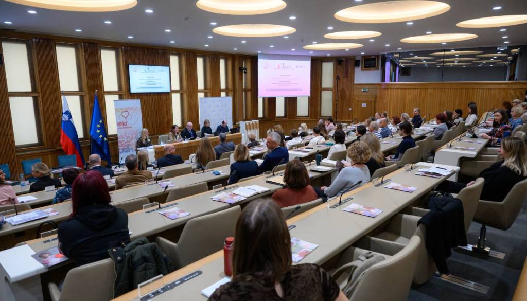 Posvojitev v središču pozornosti: potreba po več iskrenosti in podpore
