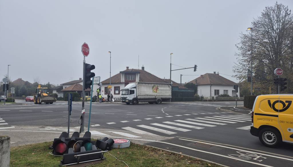 FOTO in VIDEO: Na križišču pri prvi osnovni šoli možni zastoji