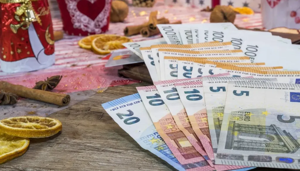 Poslanci potrdili obvezno božičnico, upokojenci bodo prejeli zimski dodatek