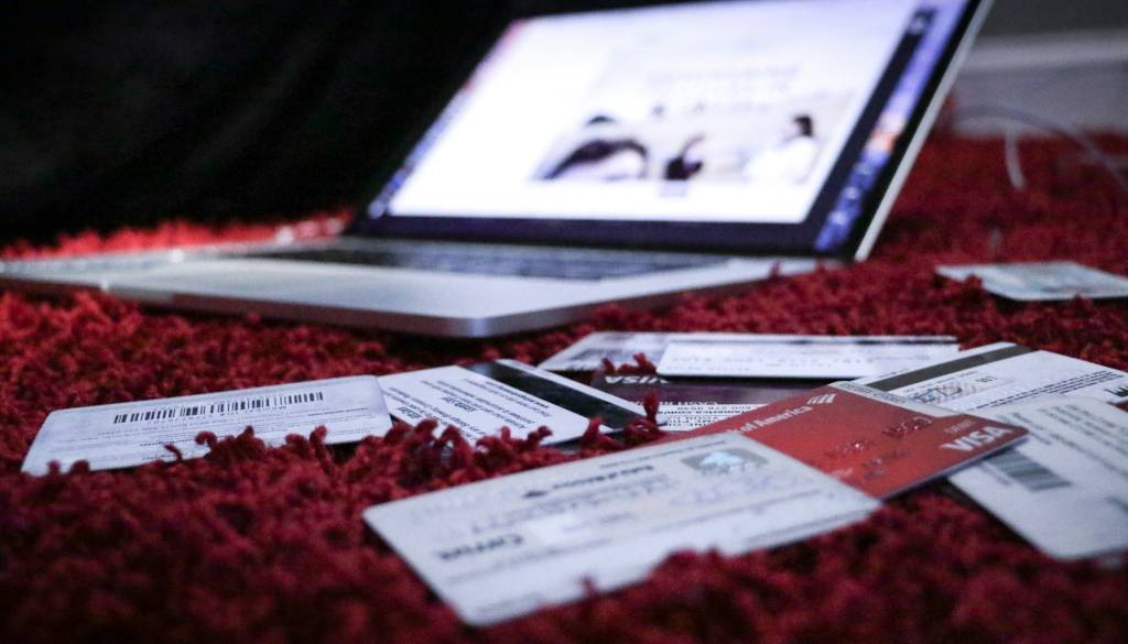 Nova spletna prevara na Štajerskem: Oseba nasedla goljufom in ostala brez prihrankov