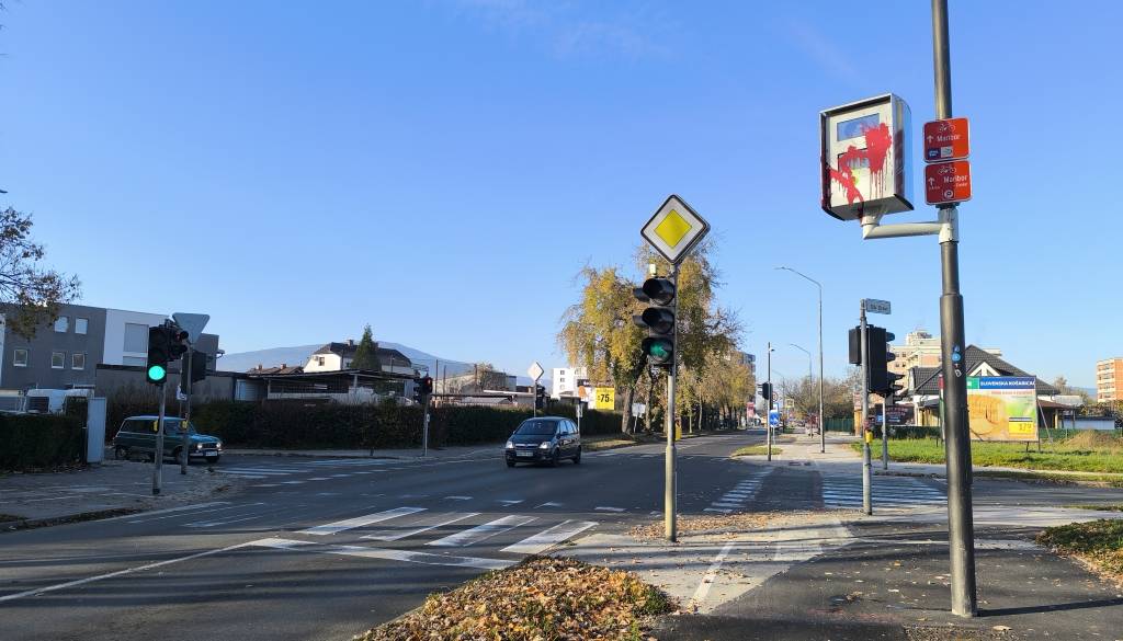 FOTO in VIDEO: Saj ni res, pa je! Radar na Čufarjevi znova tarča vandalov 