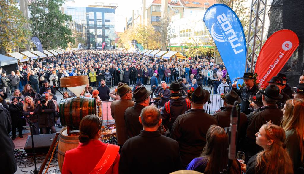 FOTO in VIDEO: Na nabito polnem Trgu Leona Štuklja se je mošt spremenil v vino