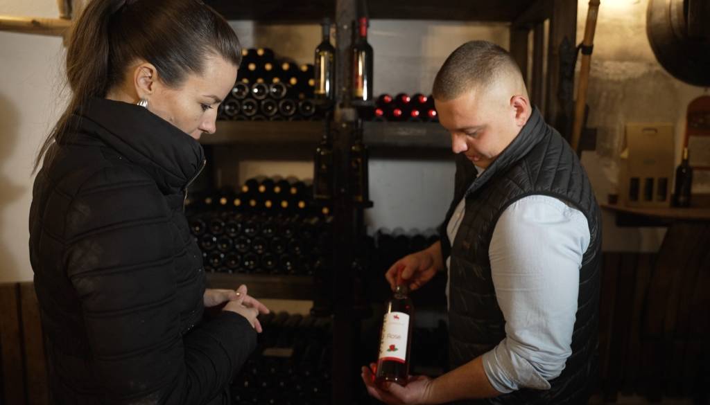 FOTO in VIDEO: Mladi pomurski vinogradnik ob martinovem: »V tem delu vidim veliko veselja in nadaljevanje naše tradicije«
