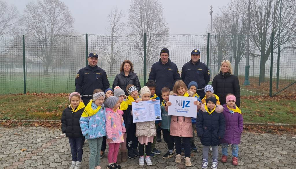 FOTO: Pomurski osnovnošolci in otroci iz vrtca pozvali voznike k varni vožnji
