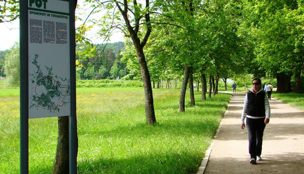 Na PST zaprta sprehajalna pot – brez oznak, občina obljublja ureditev in dokončanje do leta 2026