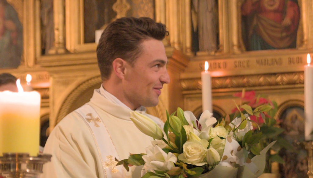 Navdušene nad diakonom: »V cerkev bom hodila samo zaradi njega«