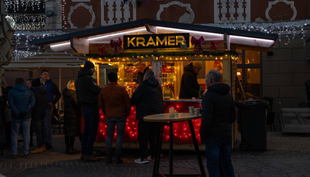 Advent na Ptuju 2025: Priložnost za gostinske ponudnike, sladki program in food trucke. To so cene ...