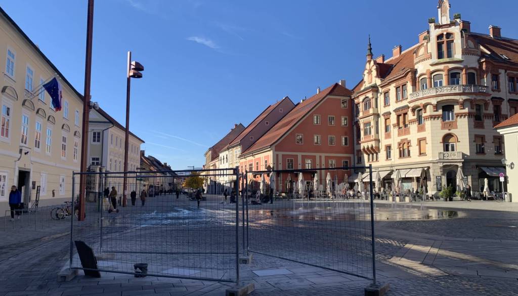 Zakaj tlakovci na Glavnem trgu tako pogosto pokajo in kdo nosi strošek menjave?