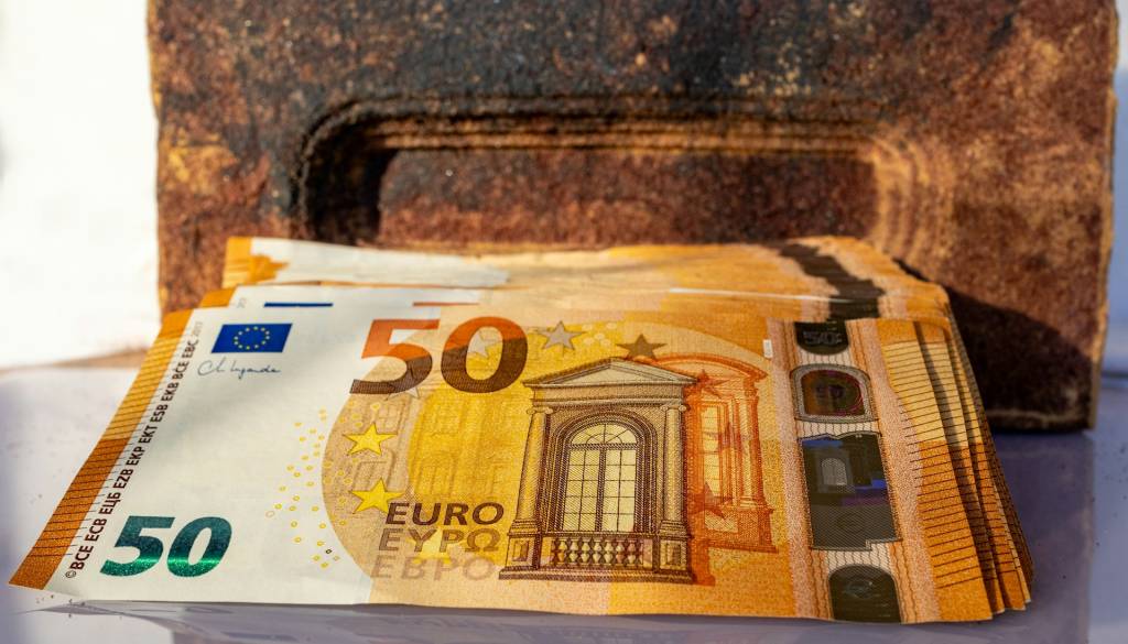 Prebrisan dvojec iz Maribora in Pesnice obljubljal nerealne kredite in izsiljeval žrtve