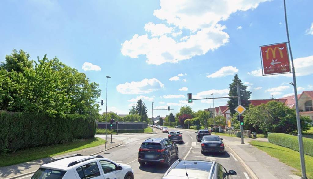Nedelujoči semaforji v križišču pri Kroni povzročili nekaj prometnega kaosa