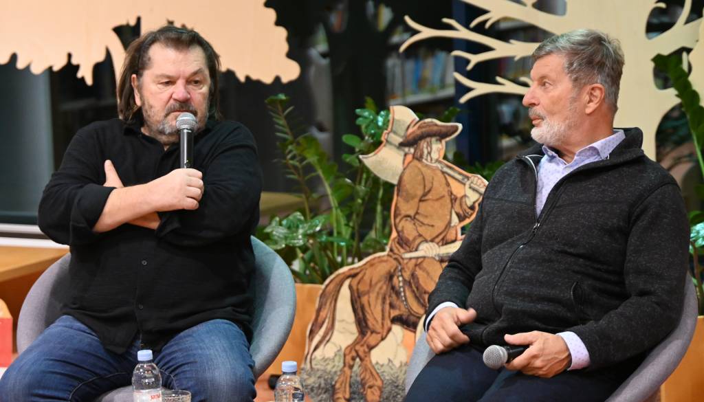 FOTO in VIDEO: Klepet ob kavi s sinom Mikija Mustra privabil obiskovalce v murskosoboško knjižnico