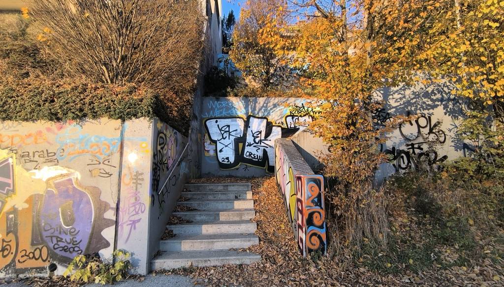 Kaj o preprodaji drog na stopnišču k Dravi pravi mariborska občina?