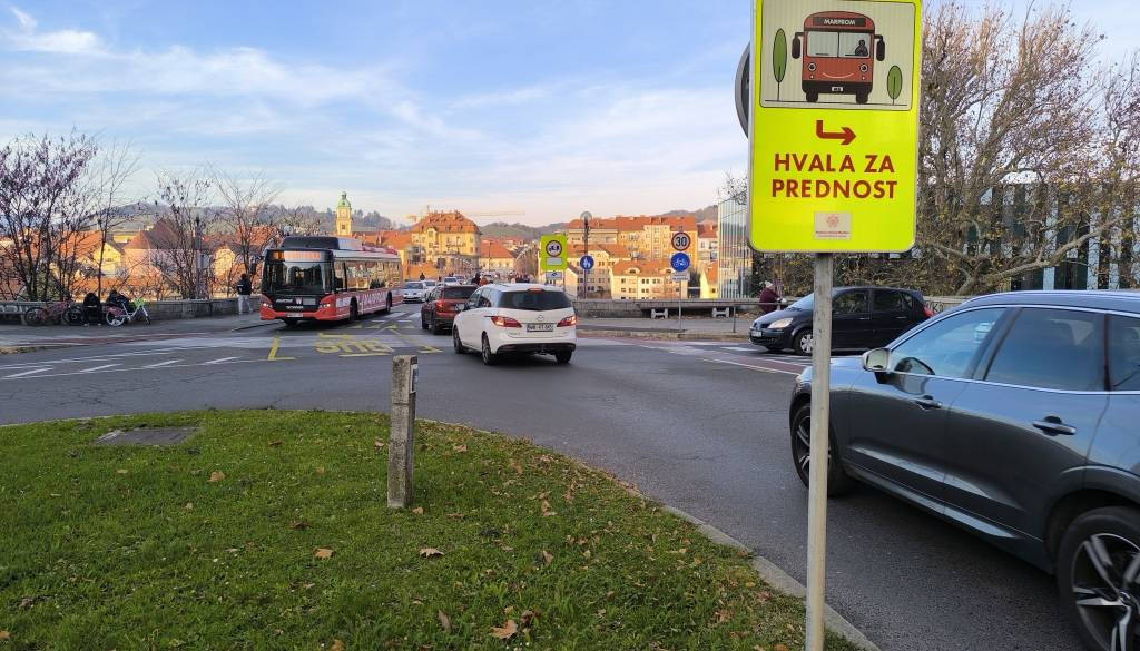 Ste pri Glavnem mostu v Mariboru že opazili ta znak?
