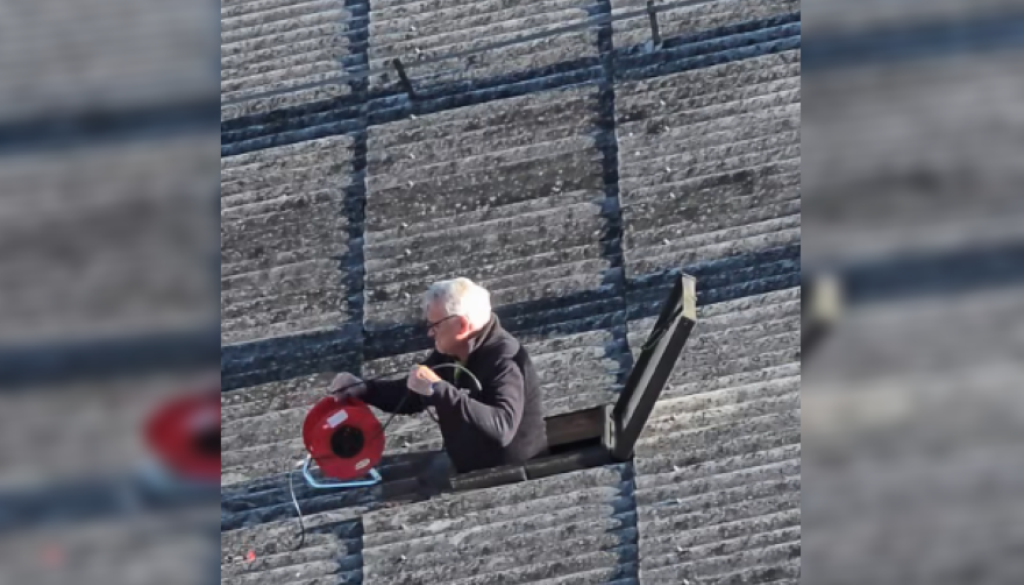 VIDEO: Roškarjev oče s tem podvigom prestrašil sina: »Prosim dol s strehe, ata!«