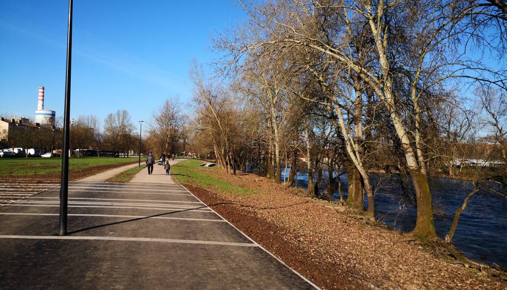 Bi morali pri otroškem igrišču v Parku Muste postaviti ograjo?
