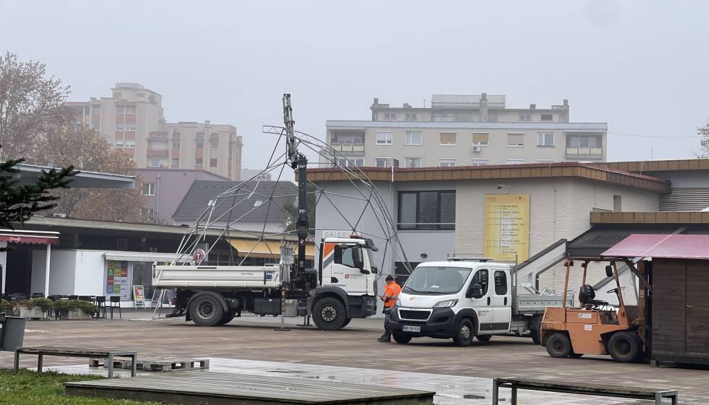 V Murski Soboti že prve priprave na drsališče, Komunala postavlja kupolo