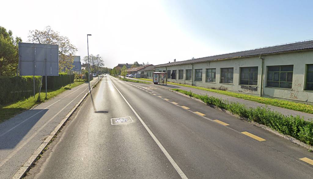 Bralka opozarja na nevarno postajališče: »Otroci tečejo čez cesto proti šoli«