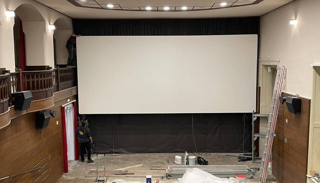 Filmsko platno v mestnem kinu že na svojem mestu