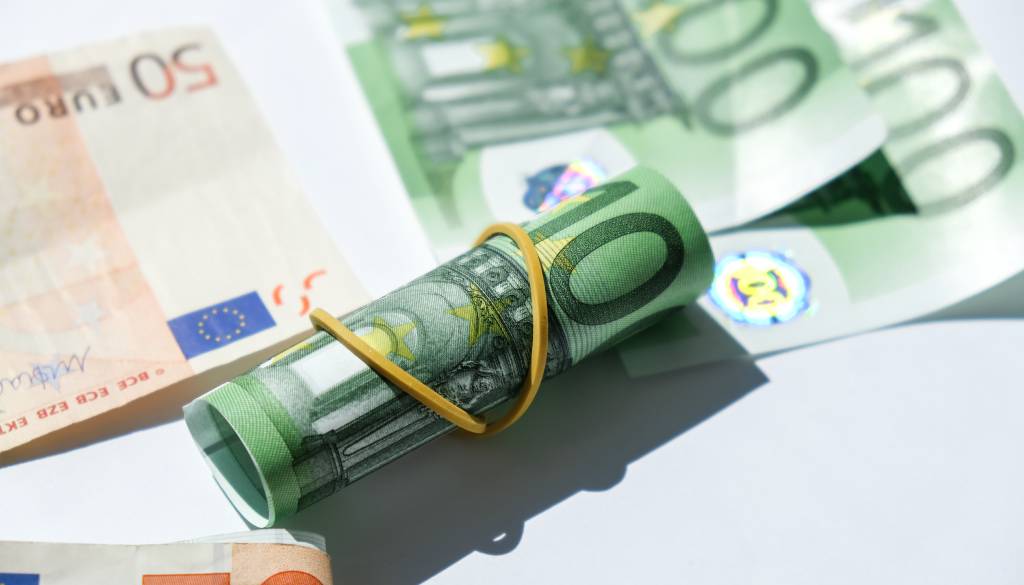 Prihodnje leto z manjšimi prihodki in višjimi izdatki, napoveduje vlada