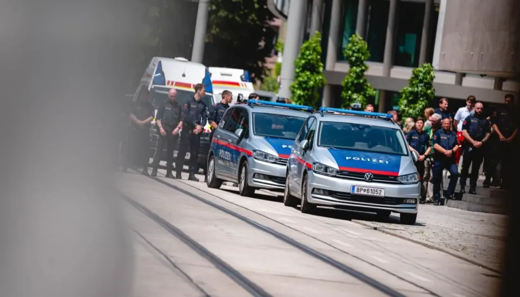 Bombni preplah v Gradcu: Policisti zaprli in evakuirali glavni trg