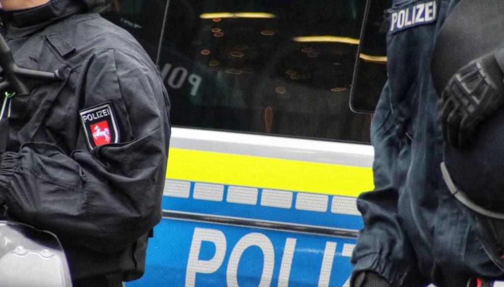 Evakuacija v središču mesta: Anonimna grožnja z bombo sprožila obsežno policijsko akcijo