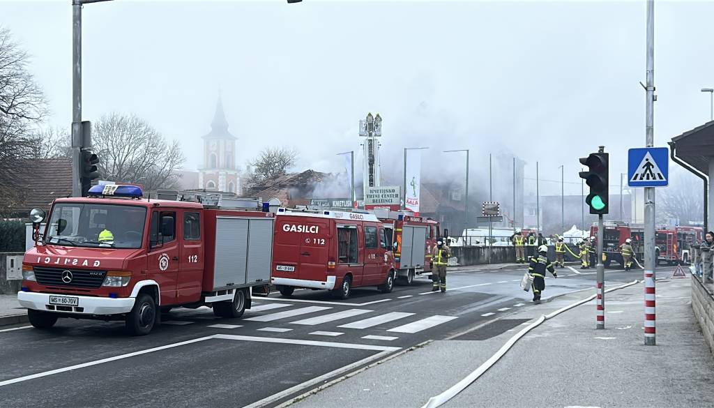 FOTO in VIDEO: Požar v Beltincih pod nadzorom, iz objekta se še vedno kadi