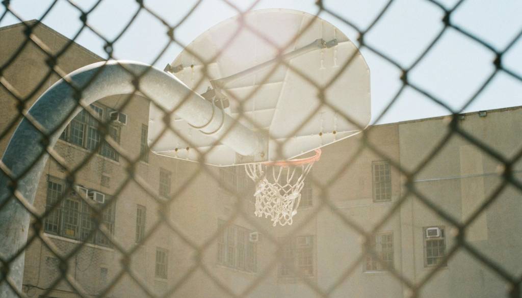 Groza na šolskem dvorišču: Seznam z imeni otrok in napisom »Prebodi in izkoplji oči«