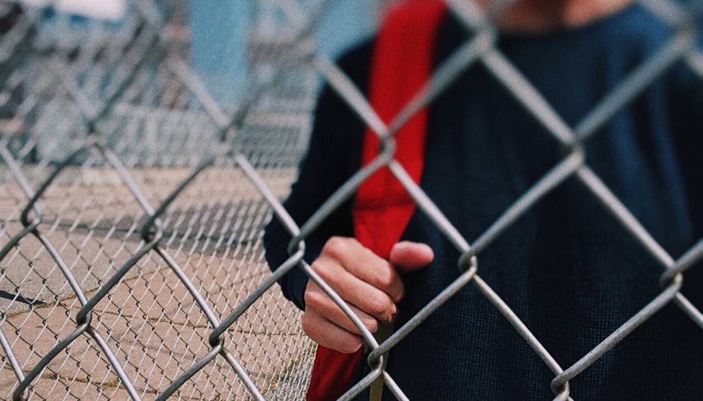 Na šolskem dvorišču našli seznam z grozilnim naslovom:  »Prebodi in izkoplji oči«