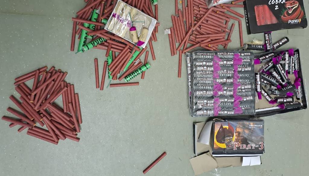 V Brežicah štirim otrokom zasegli kar 450 prepovedanih petard