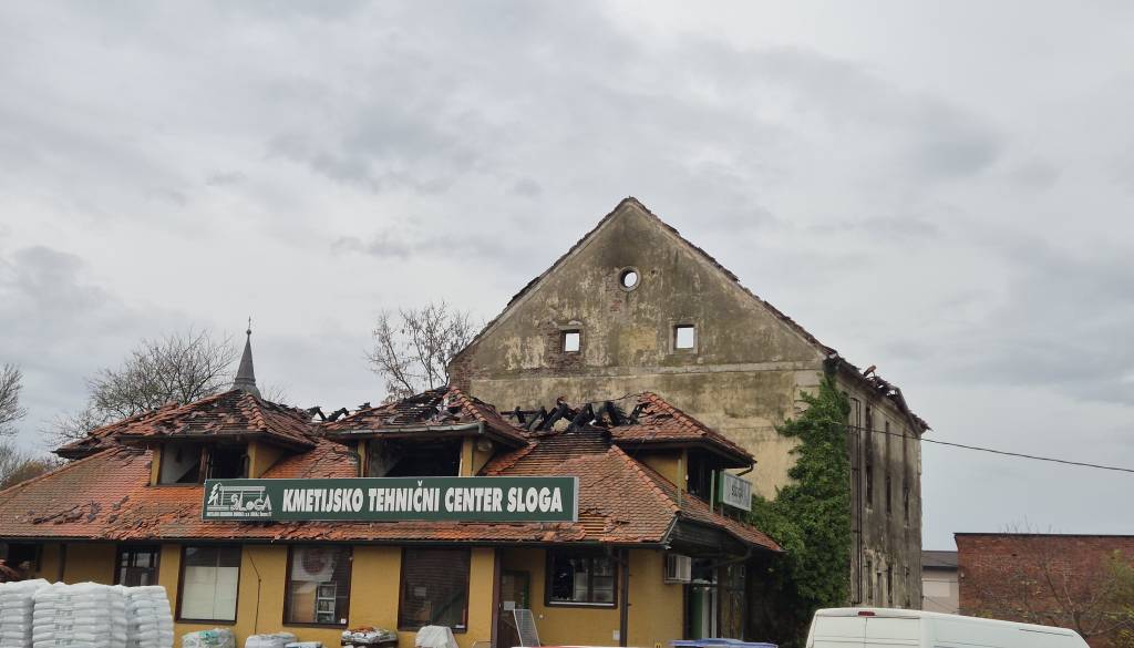 FOTO in VIDEO: Tako je dan po požaru videti pogorišče v Beltincih